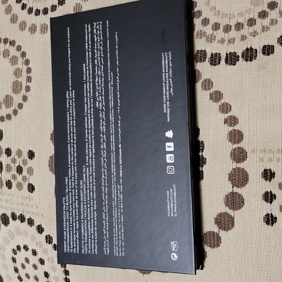 Huda Beauty Desert Dusk Palette - Picture 2 of 3